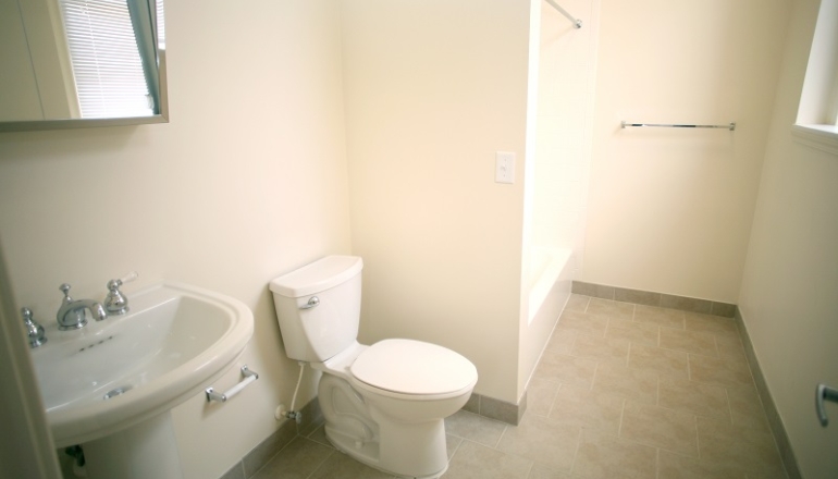 Navarre Garrone unit bathroom