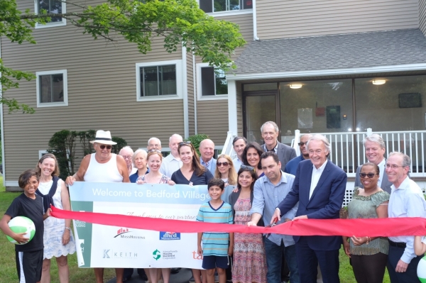 Senator Markey and residents cutting ribbon